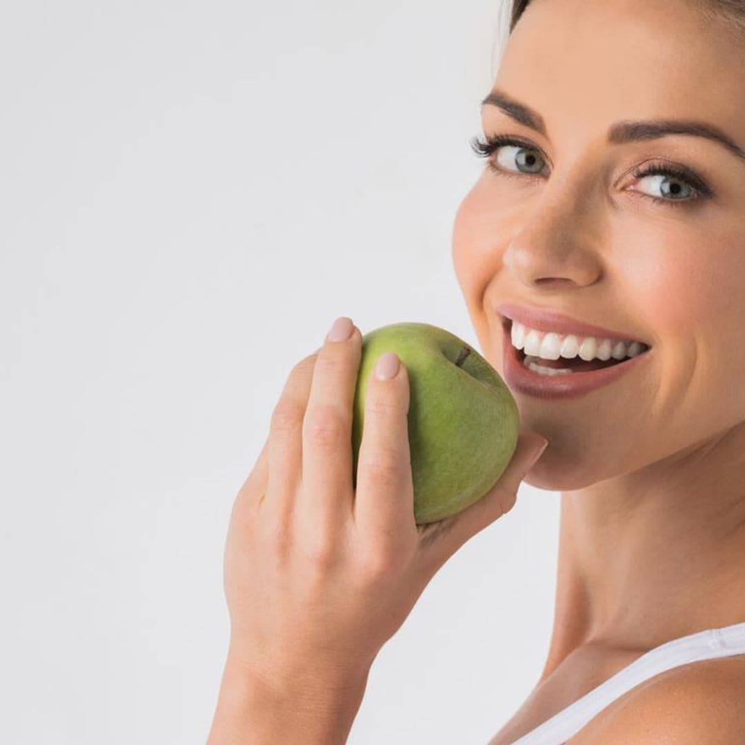 9 formas de cuidar tu sonrisa con los alimentos