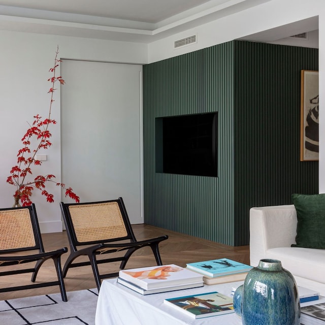 Salón con pared acanalada en verde