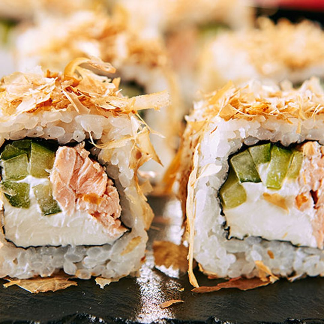 'Uramaki sushi' de salmón con copos de bonito seco