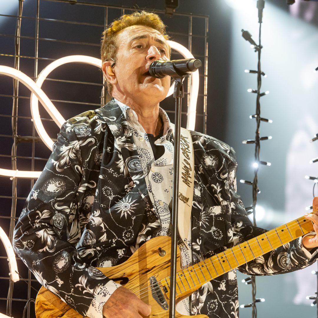Tremendo susto en Barcelona: Manolo García cae al vacío tras lanzarse al público en pleno concierto