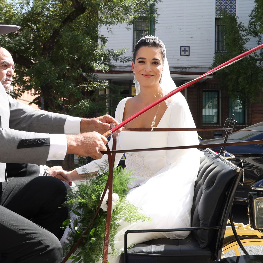 Bárbara Mirjan sorprende con su vestido de novia: bordados con guiño a la Semana Santa y con una tiara de diamantes
