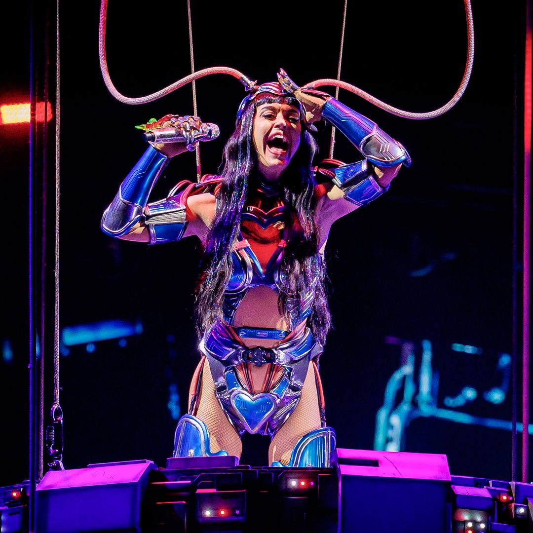Los mejores momentos del concierto de Katy Perry en 2 minutos: de su pizza con pepperoni a volar sobre una mariposa