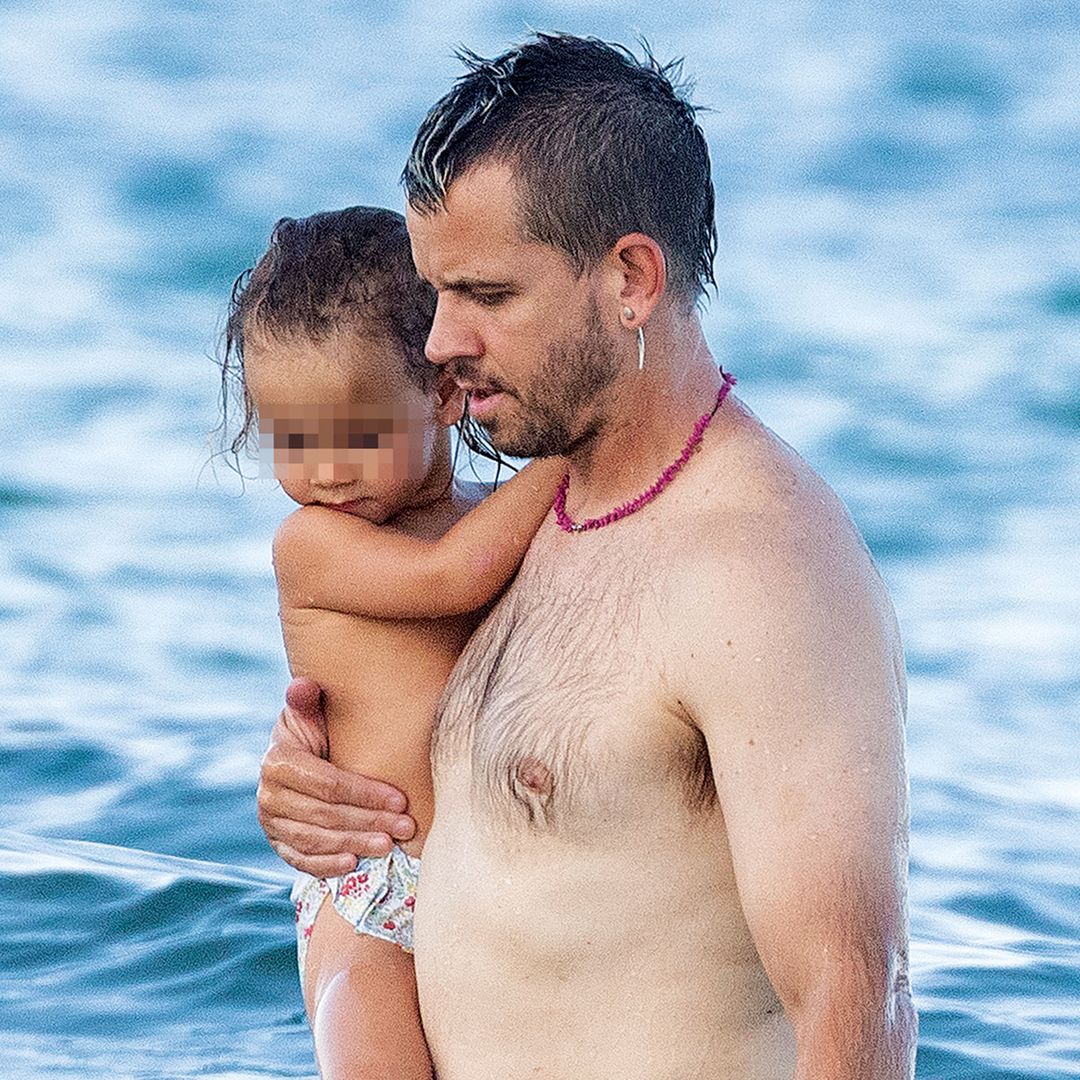 Dabiz Muñoz con su hija, Laia, en brazos, en un día en familia