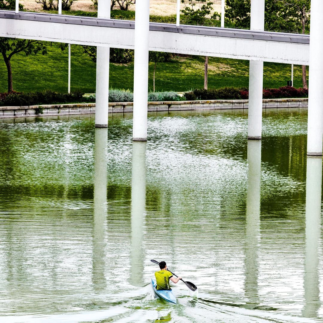 Hombre practicando piragüismo en el parque Juan Carlos I de Madrid