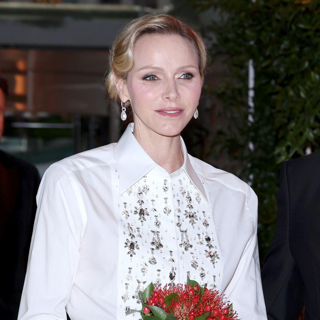 Charlene de Mónaco, espectacular de gala con la combinación más icónica de Rania de Jordania y la reina Letizia