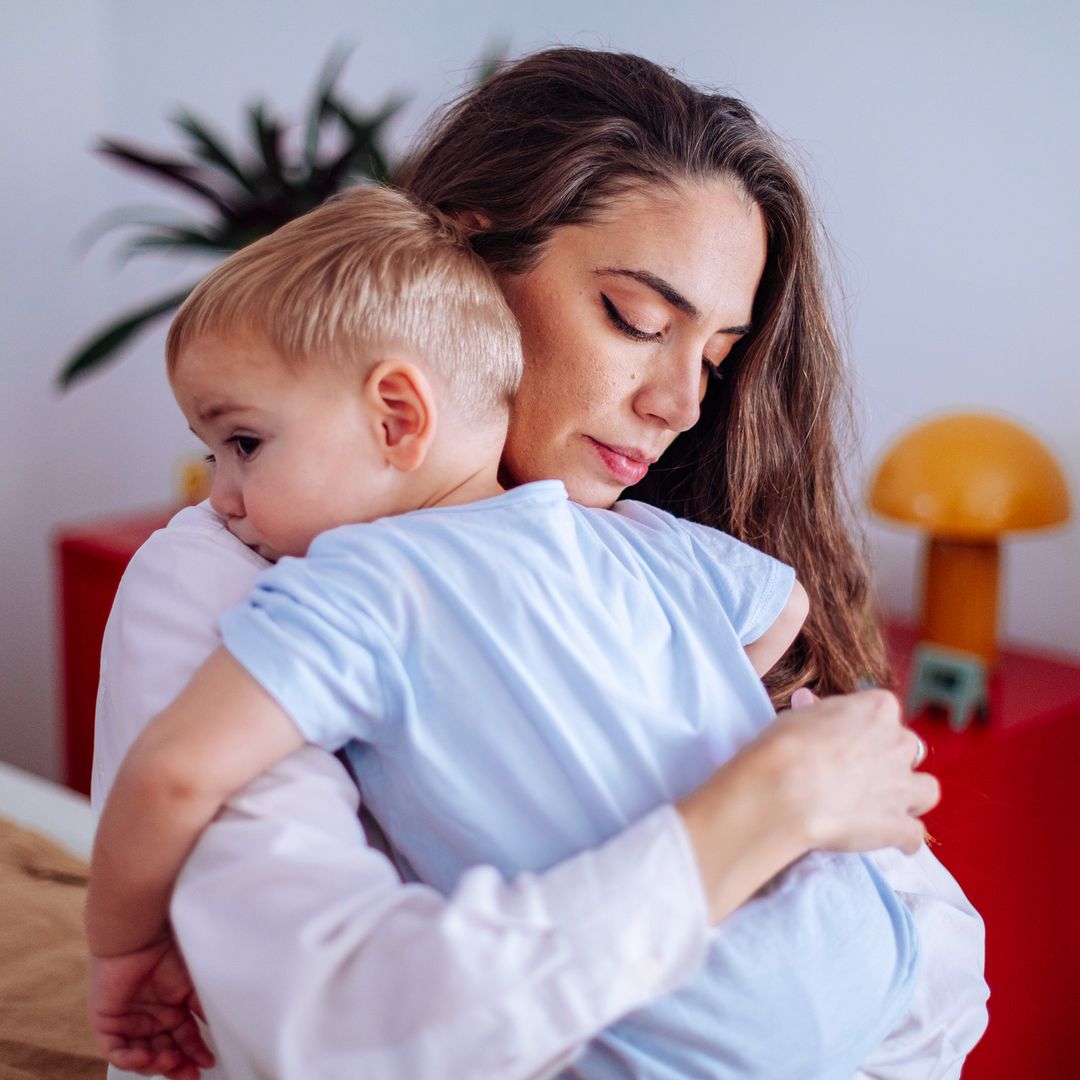 Madres sándwich o quiénes son las mujeres de la generación atrapada: "Lo que más pesa es sentir que nunca se puede dejar de estar disponible"