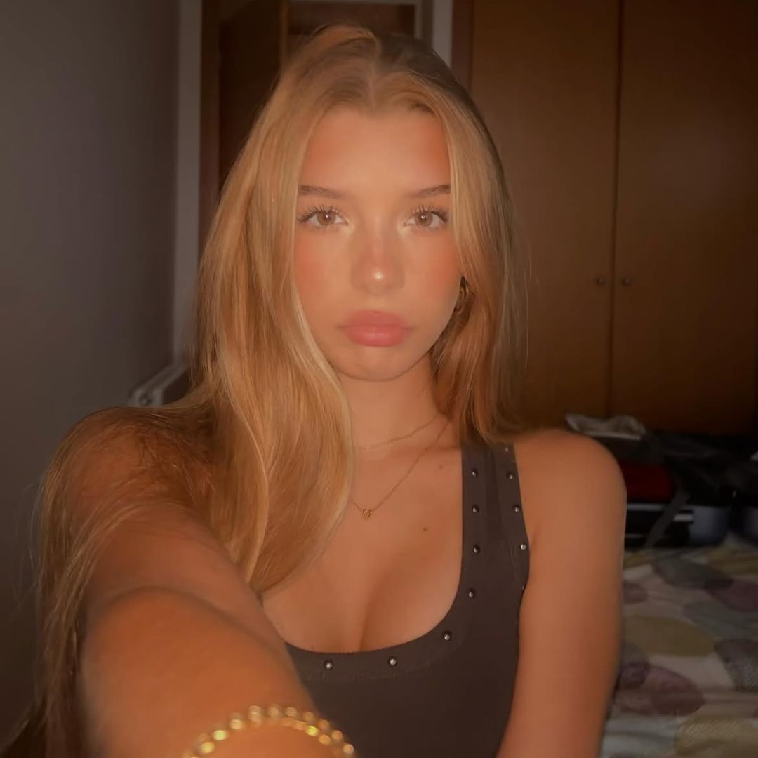 Violeta, hija de Toni Cantó y Mar Regueras