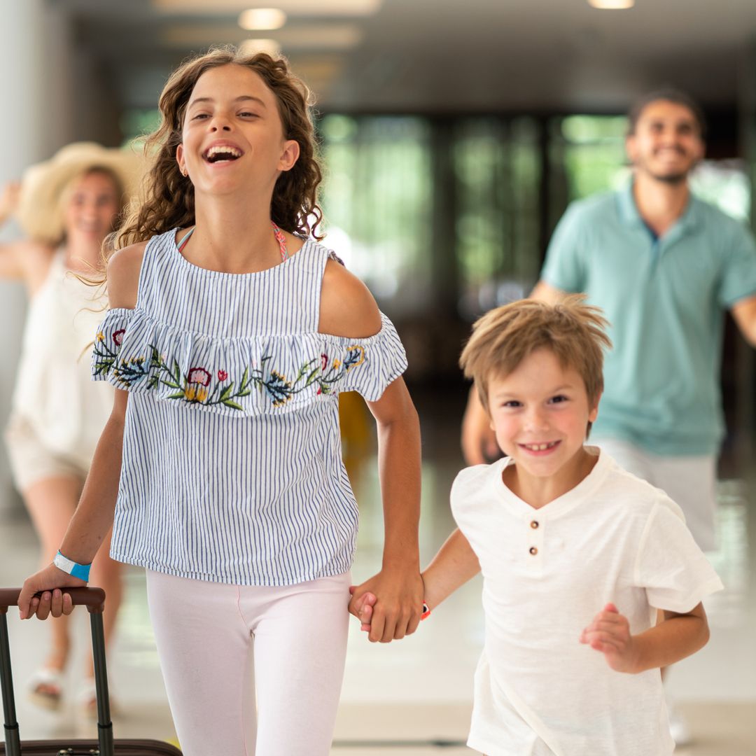 Los beneficios en la salud cognitiva y emocional de viajar con niños, según el pediatra Eduardo Junco: "Siempre servirán como espacios de formación y aprendizaje"