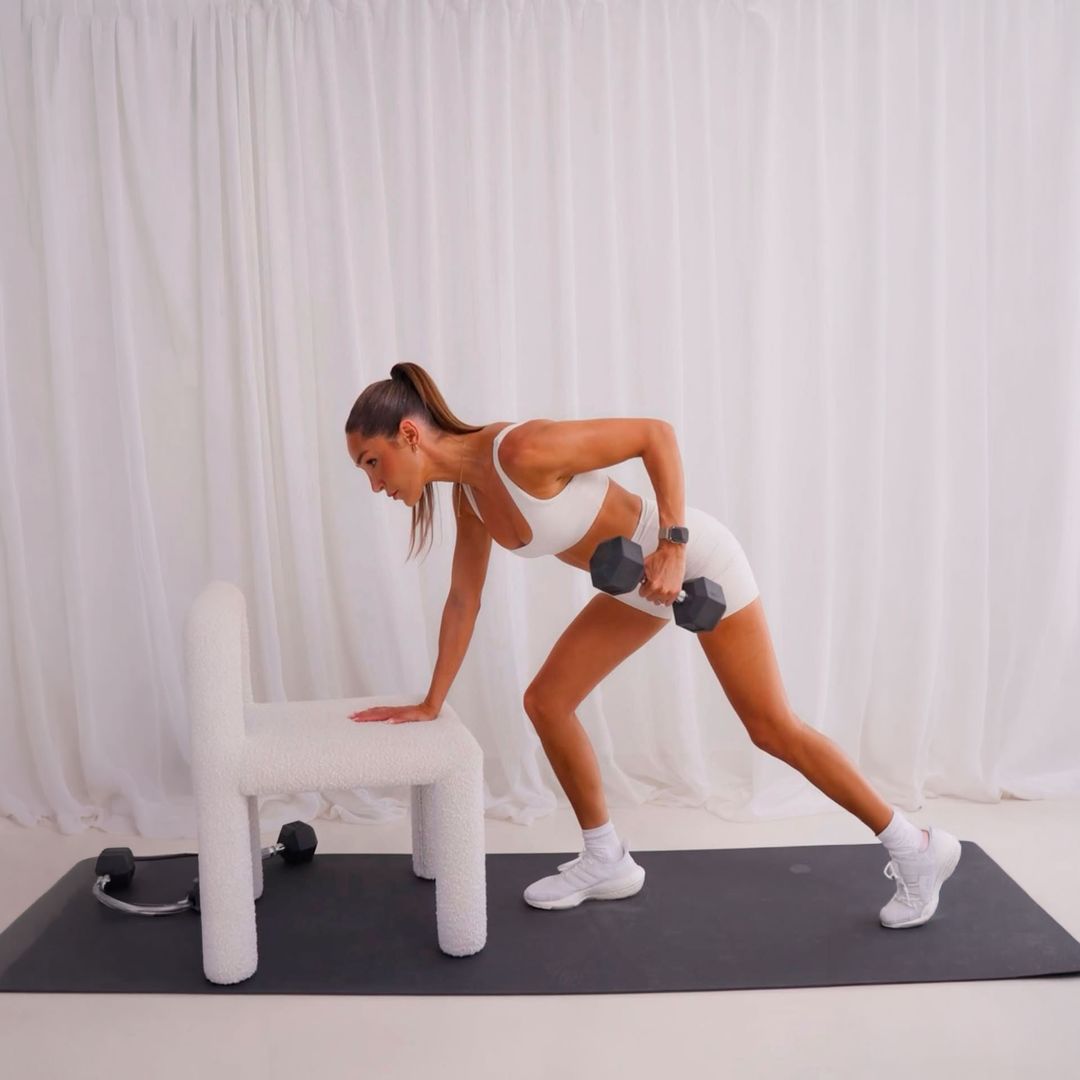 DÍA 16 RETO ¡HOLA! FULL BODY: ​remo inclinado con mancuernas es el ejercicio perfecto para fortalecer al mismo tiempo espalda, bíceps y abdomen