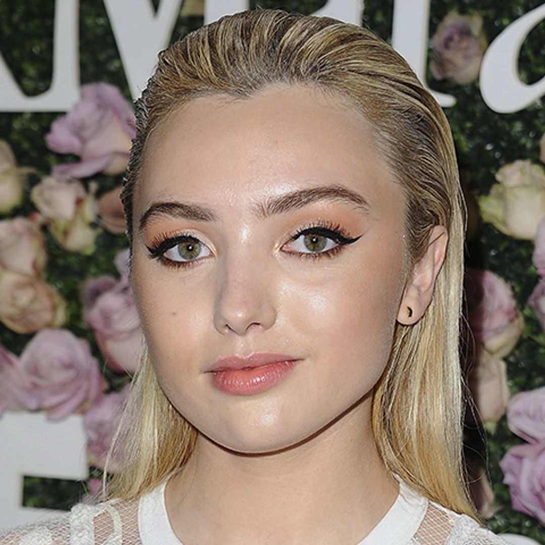 Efecto húmedo y recogidos tirantes, Peyton List te da la clave para un peinado con clase