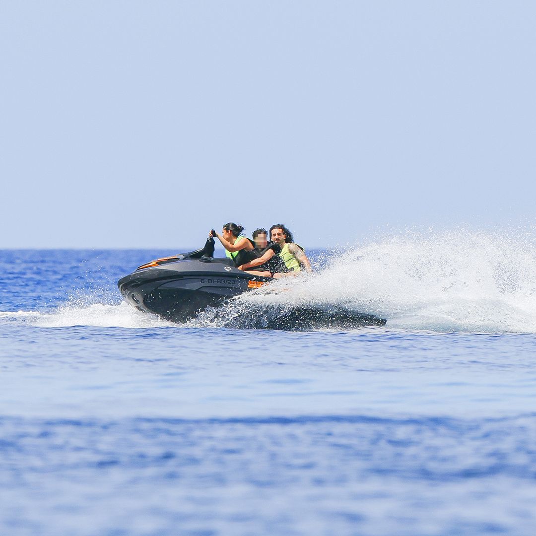 Marc Cucurella y su novia, Claudia Rodrí­guez, de vacaciones en Ibiza el 17 de julio de 2024
