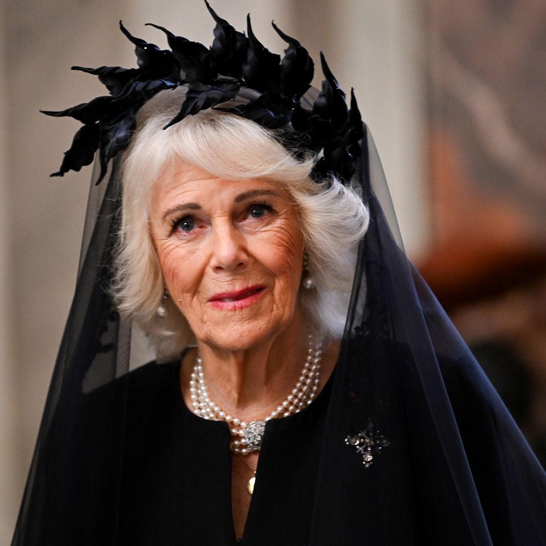 El tocado de la reina Camilla ante el Papa del que todo el mundo habla: corona de hojas negras y velo largo