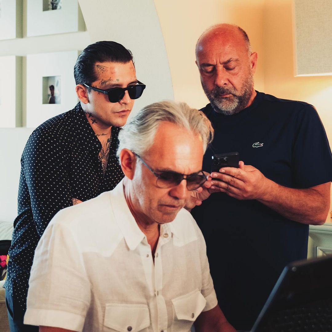 Christian Nodal comparte el escenario con Andrea Bocelli e interpretan un tango