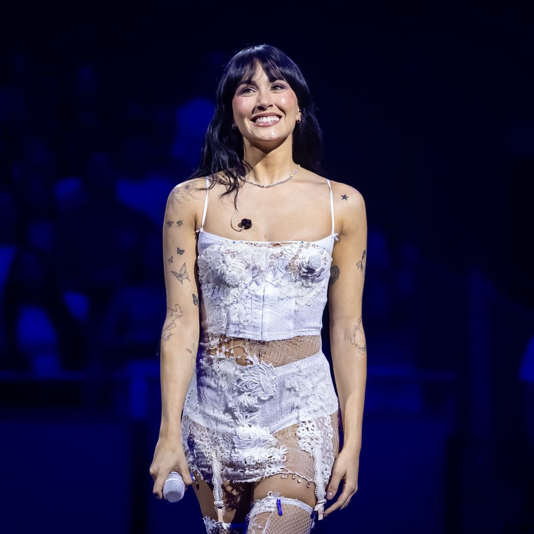 Analizamos los looks de Aitana en sus primeros conciertos de la gira 'Metamorfosis Season': un vestido de novia y más de 30.000 cristales