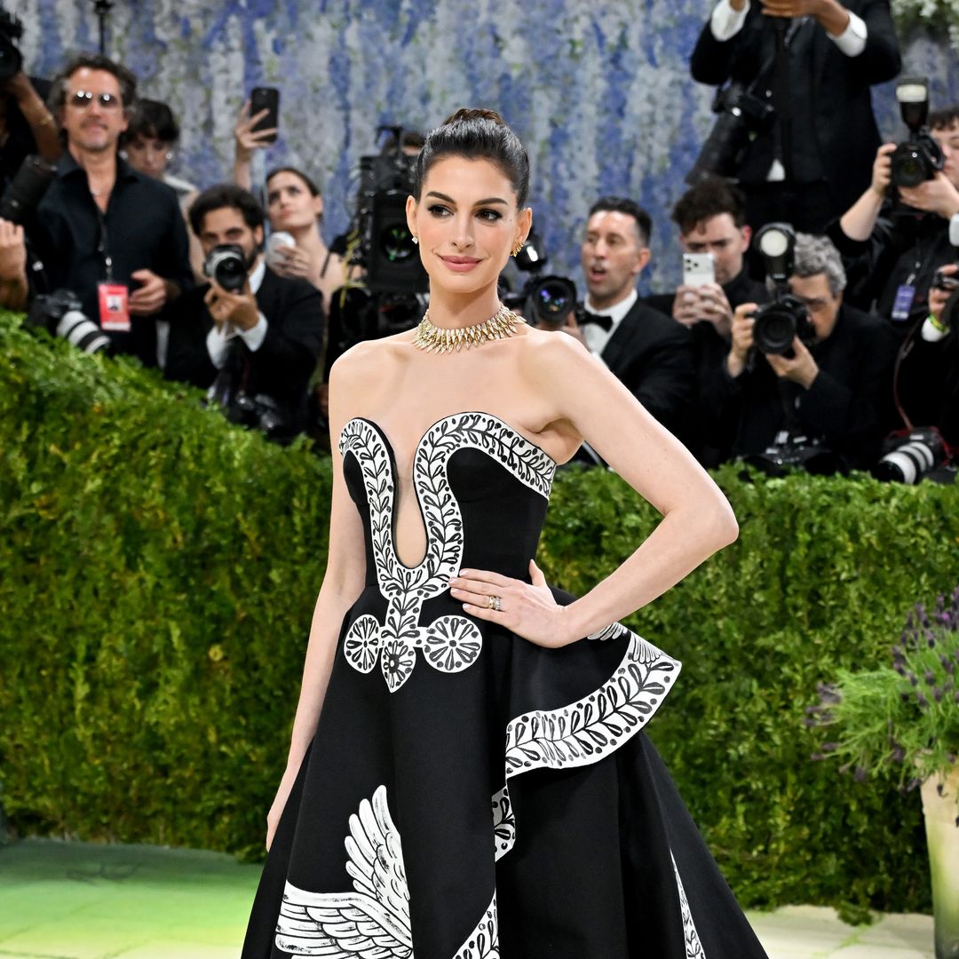 Sesiones de 30 minutos y ejercicios con pesas de 3 kilos: así es el entrenamiento de Anne Hathaway a los 43 para 'El diablo viste de Prada 2'