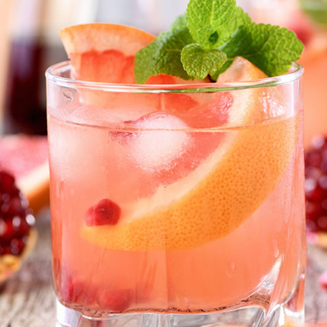 Cóctel de tequila, granada, melón y naranja sanguina