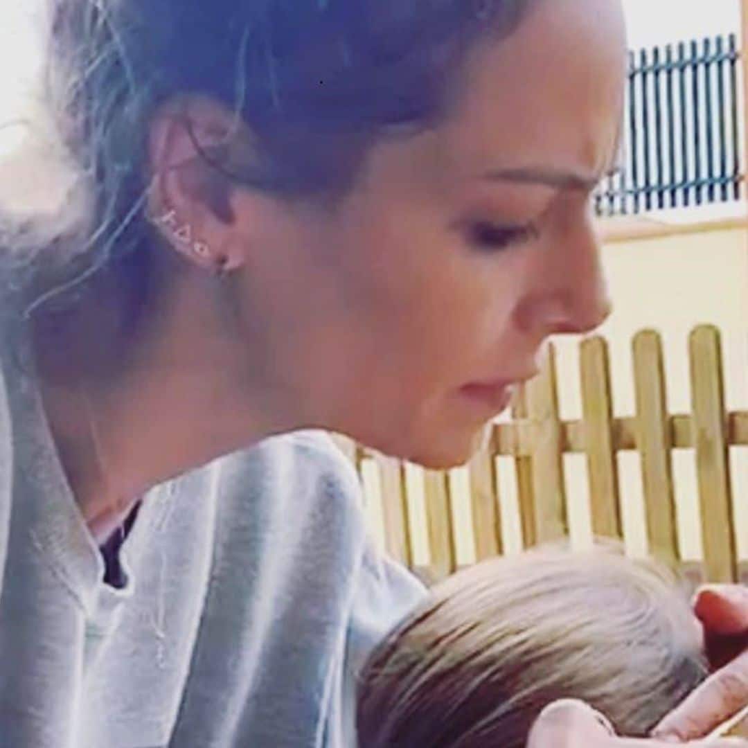 ¡Y ahora peluquera! Las dotes de Eva González con su hijo Cayetano durante la cuarentena