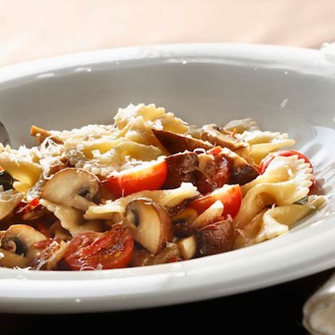'Farfalle' con champiñones y salchichas