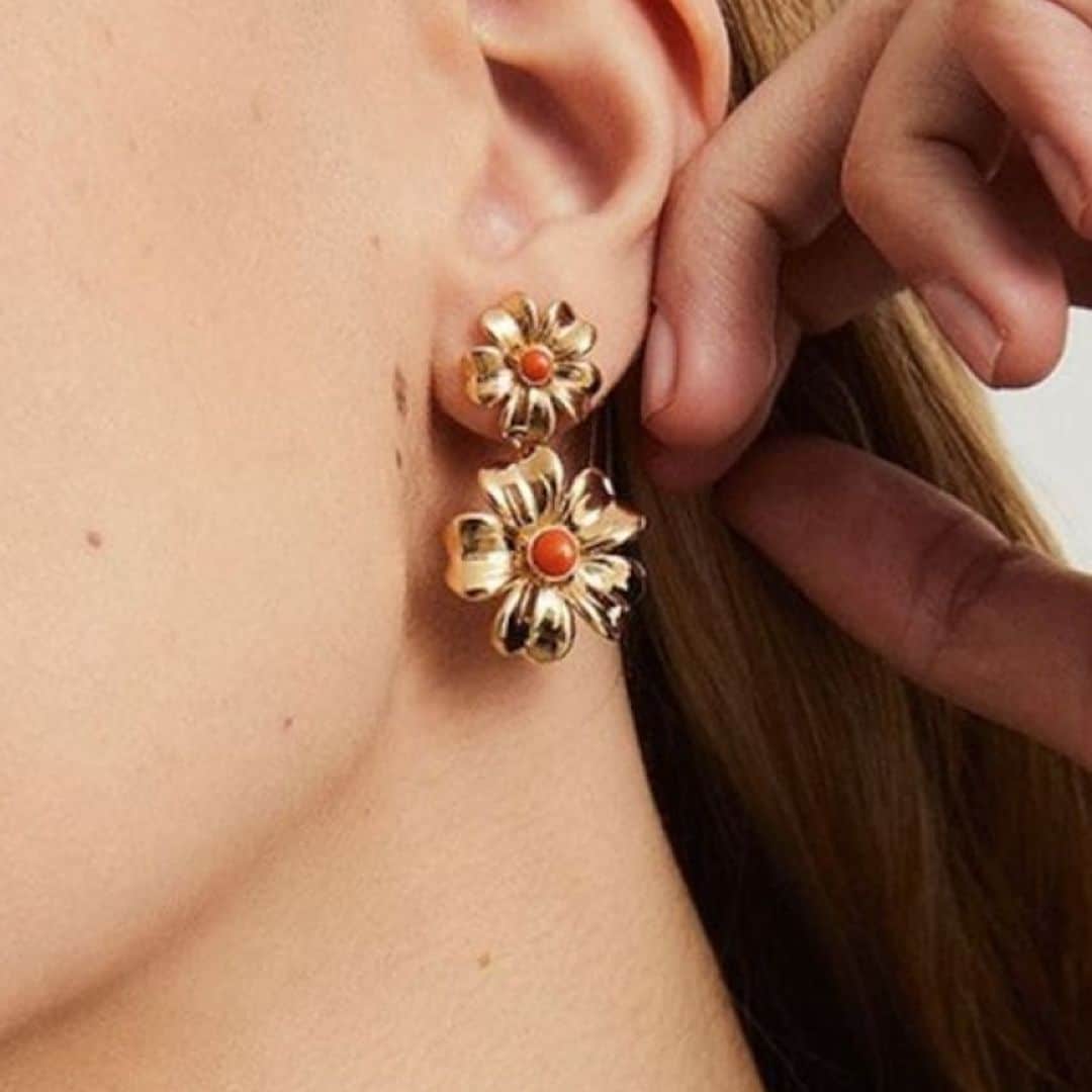 Las mejores ideas de accesorios para dar un giro radical a tus looks de invitada más sencillos