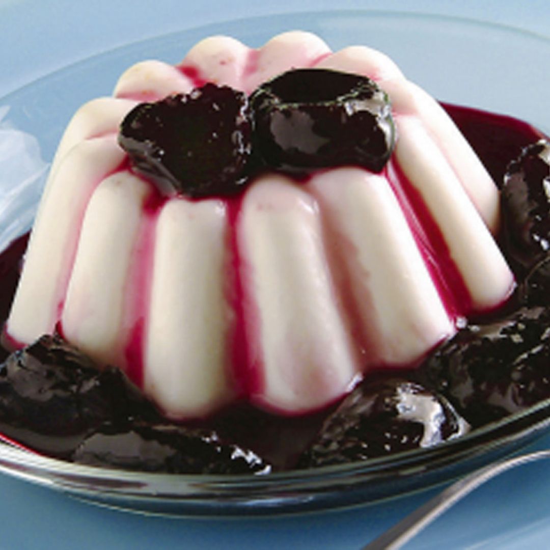 Flan de chocolate blanco con cerezas confitadas