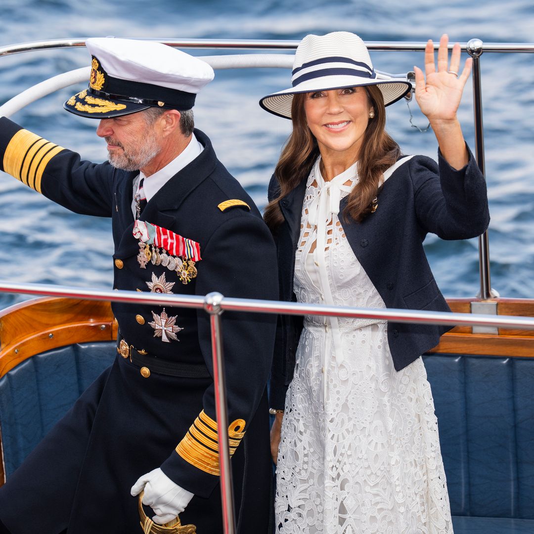 Mary de Dinamarca, la marinera más innovadora con su look de vestido transparente de encaje y sombrero Fedora