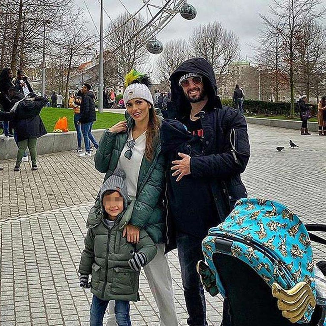 ¡Ahora Londres y con su hermano! Theo, el hijo de Sara Sálamo e Isco Alarcón, ya es todo un bebé viajero