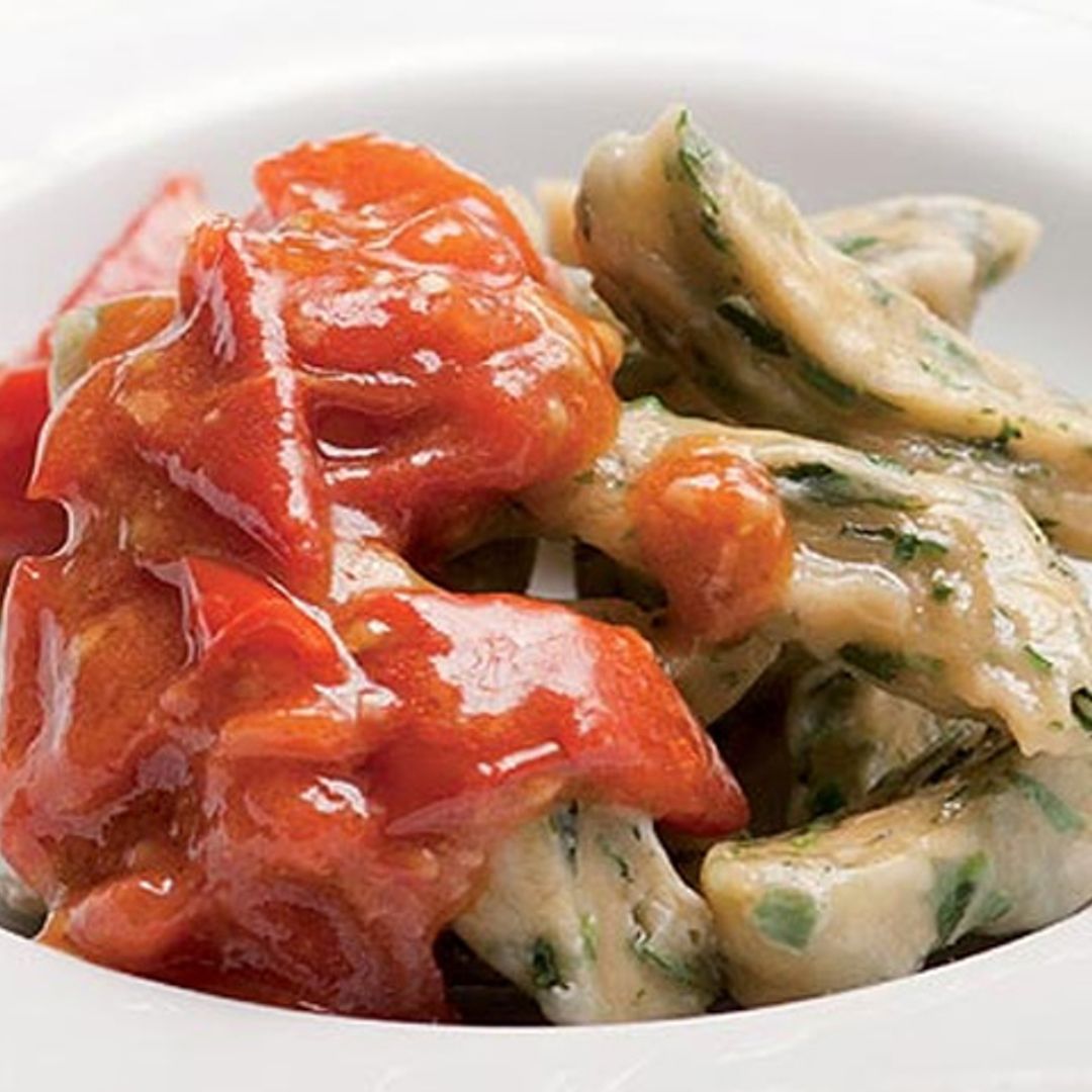 Pasta de hierbas con salsa de tomate y albahaca