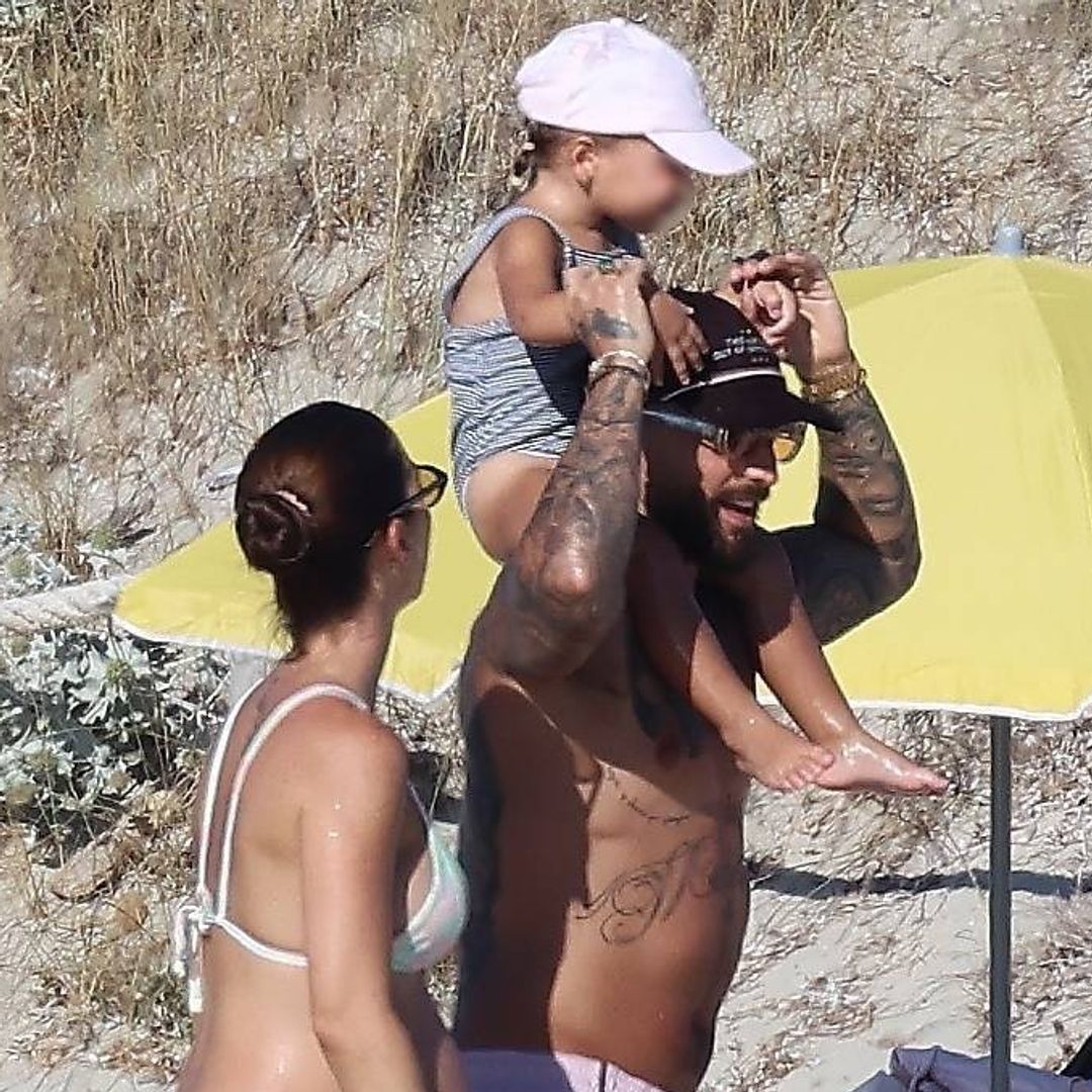 Susana Gómez presume su crecido baby bump en bikini en un día de playa con Maluma y Paris