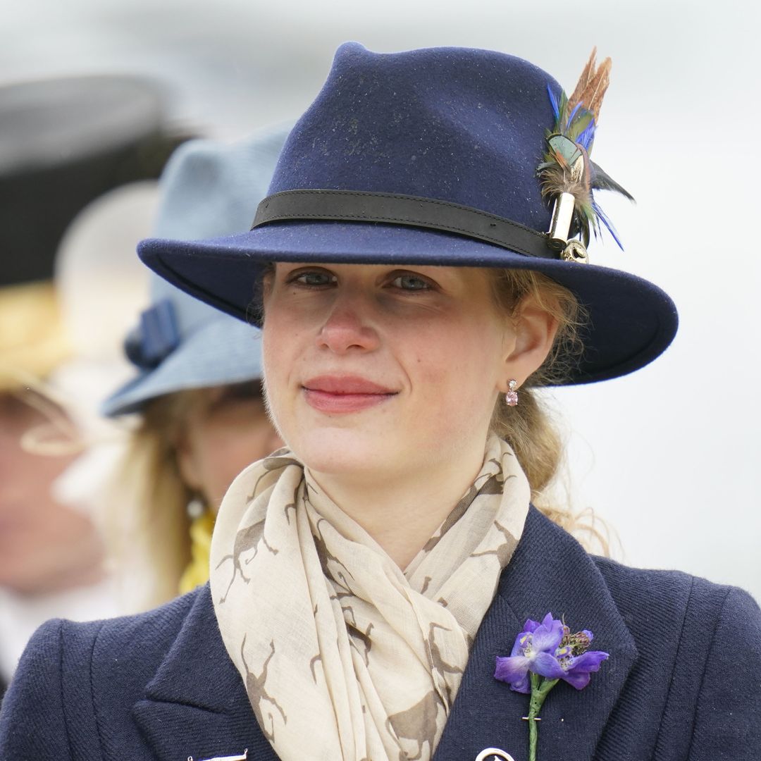 Quien es Lady Louise, la sobrina más desconocida del rey Carlos III: universitaria, amante del teatro y pieza clave en la Familia Windsor