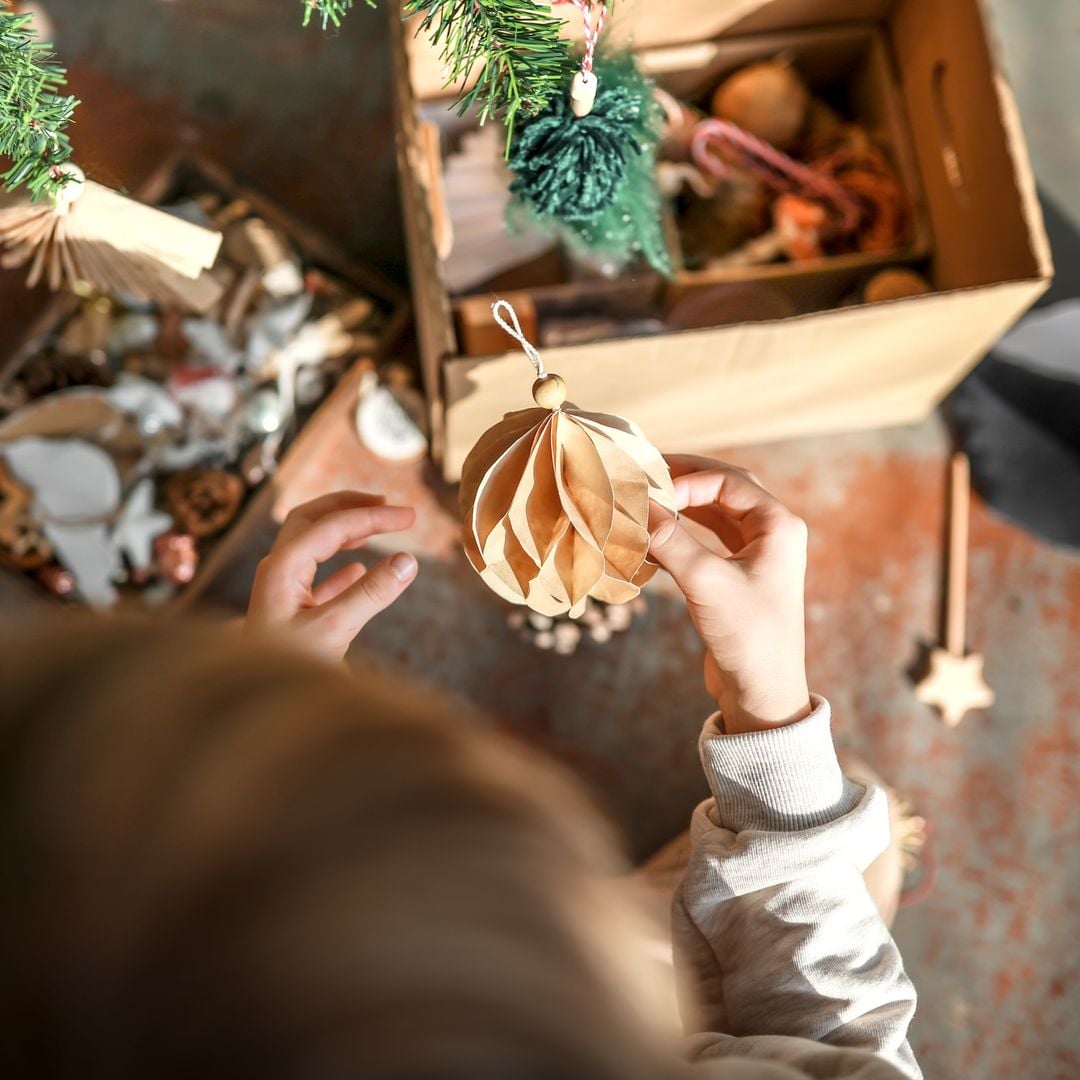 Tendencias decorativas de Navidad: 7 bolas para el árbol que no superan los 13€ sea cual sea tu color este año