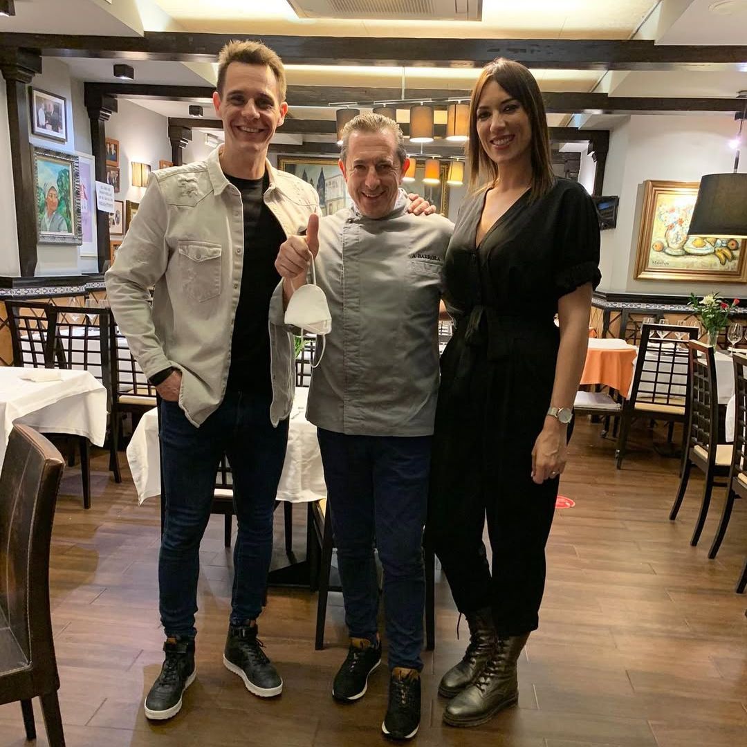 Patricia Pardo y Christian Gálvez con el chef de A Bartola, Santiago de Compostela
