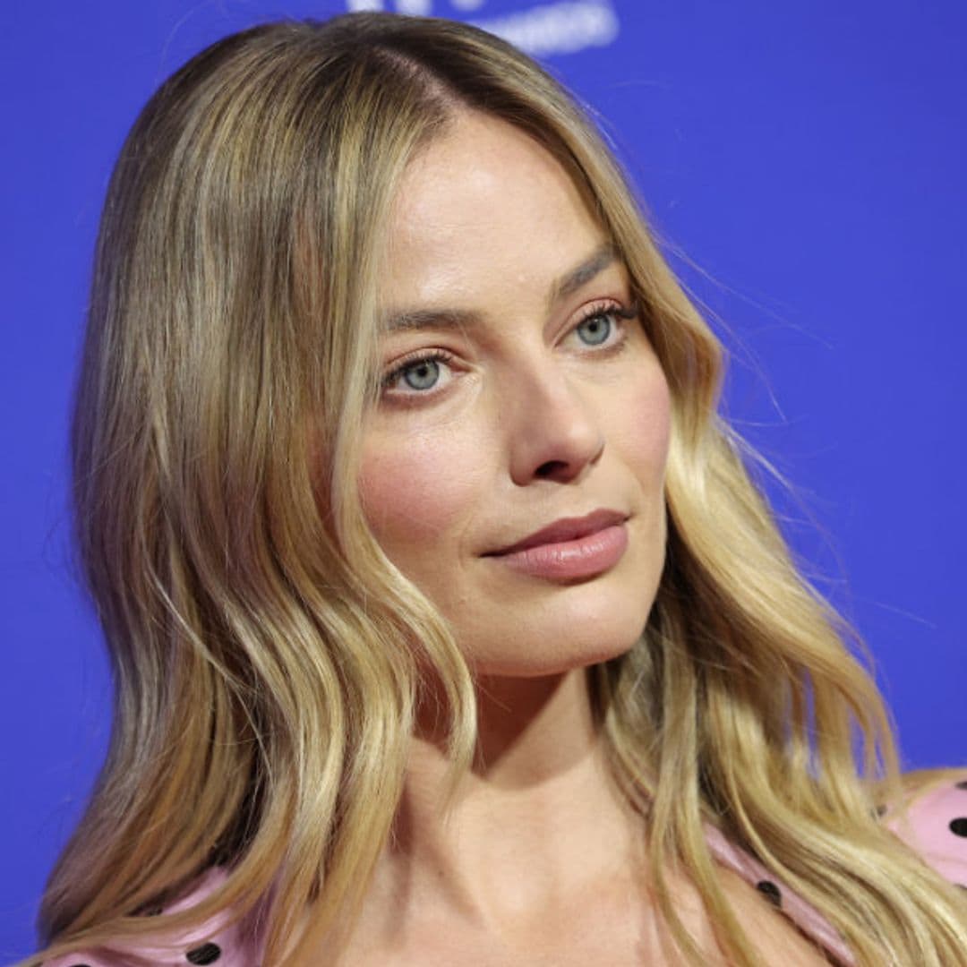 Margot Robbie elige un minivestido de lunares de la colección robada de Balmain
