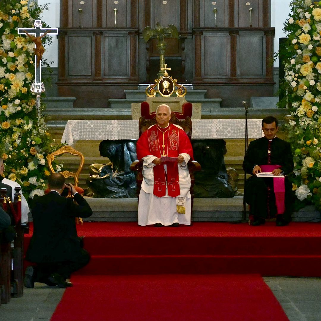 El papa León XIV participa en un encuentro con obispos, sacerdotes, diáconos, religiosos, seminaristas y agentes de pastoral en la Catedral de Santa Ana, durante su visita a Las Palmas de Gran Canaria