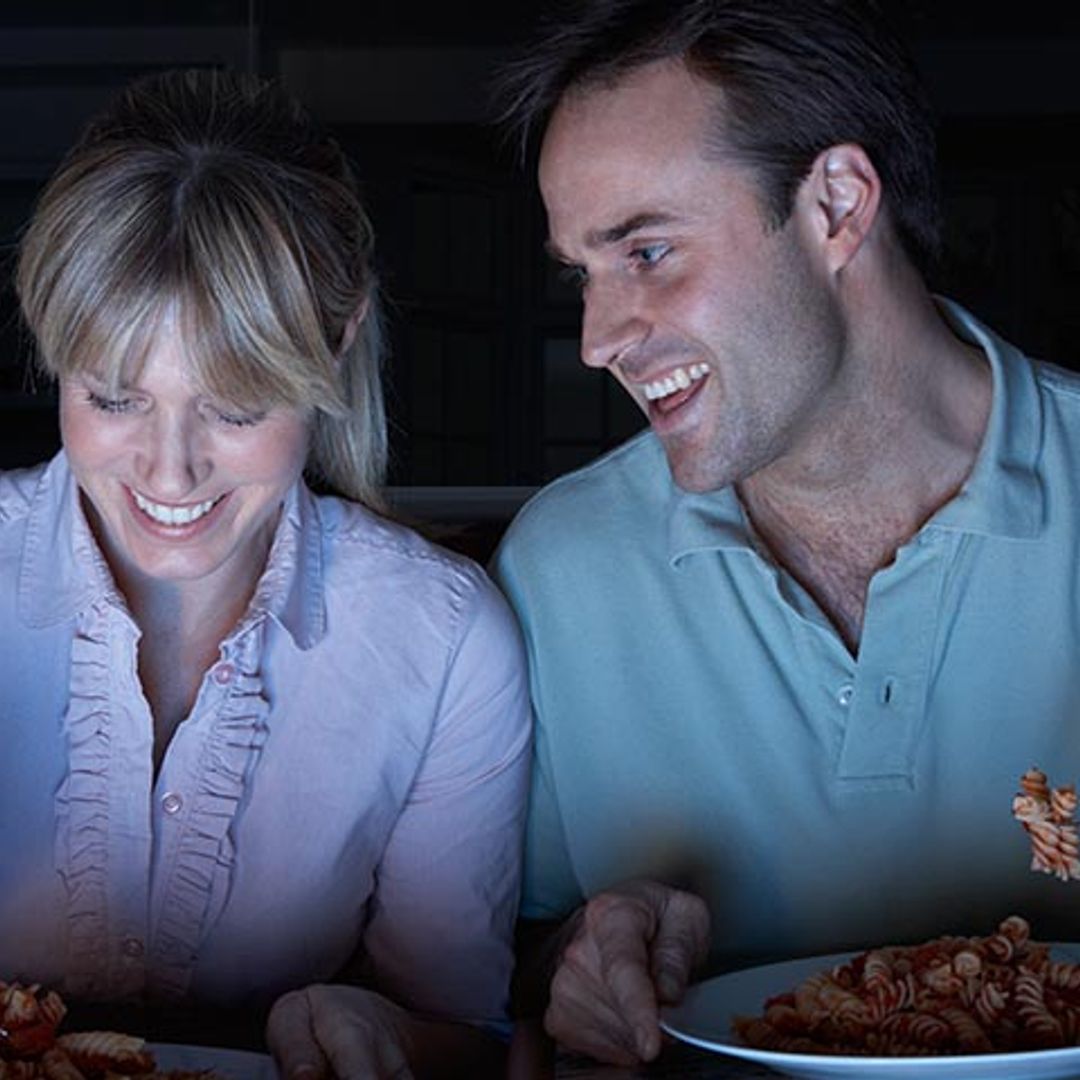 Cenar en el sofá: cómo organizar tu cena para una noche de sofá, serie y manta