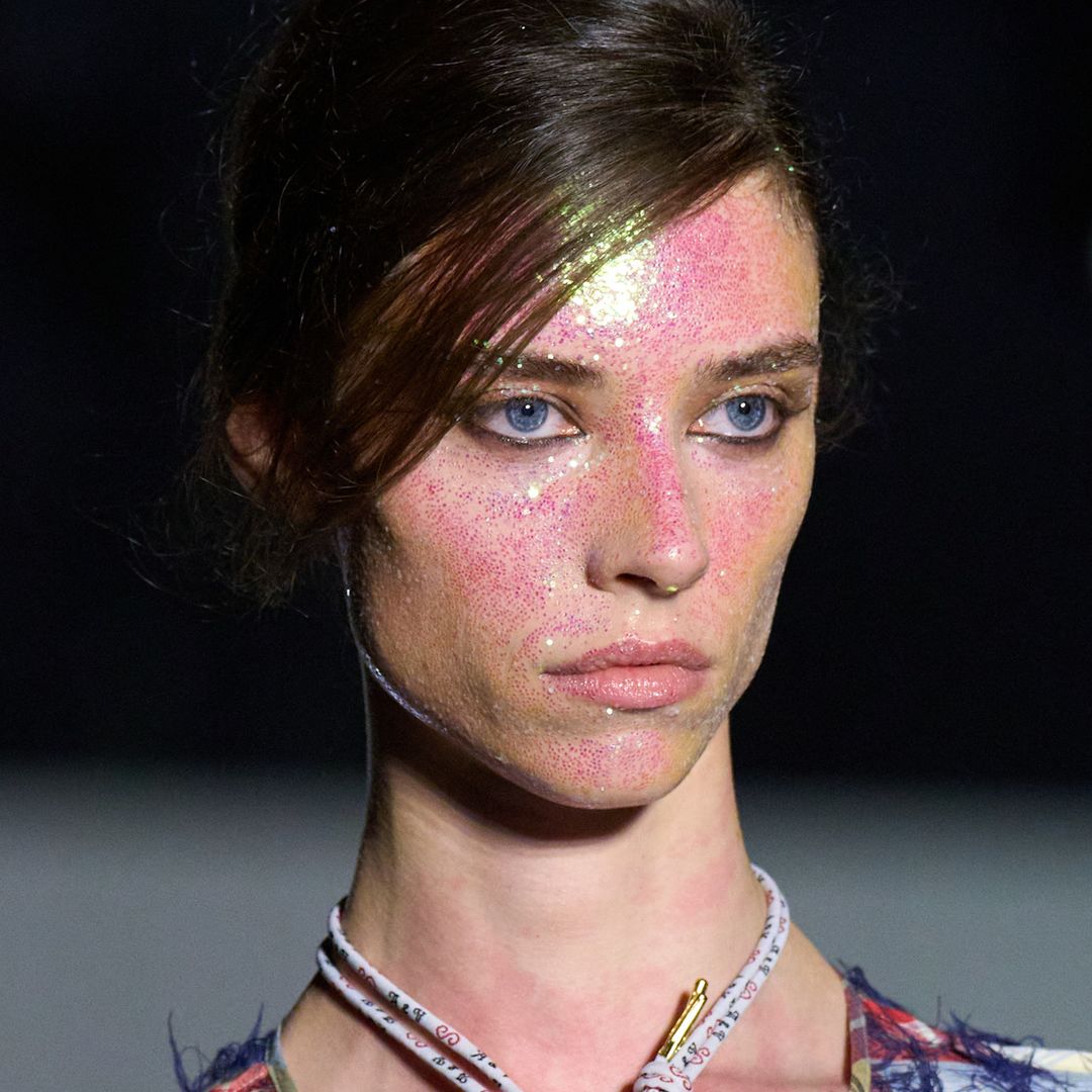 El maquillaje en el desfile de Vivienne Westwood le da la bienvenida al maximalismo