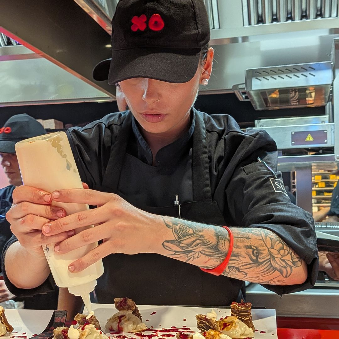 Emplatando en la cocina abierta del restaurante StreetXO Ibiza, del chef Dabiz Muñoz, inaugurado en junio de 2026