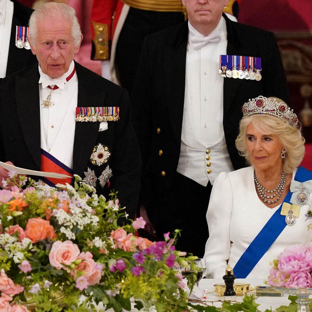 La piña marca la diferencia: así se distinguen los banquetes de Carlos III de los de su madre Isabel II