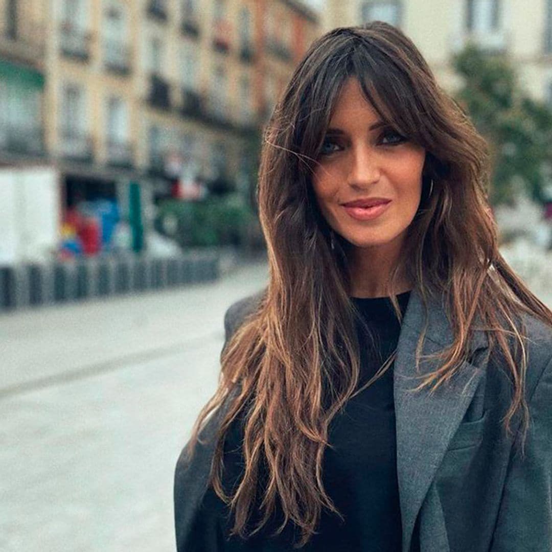 La combinación fácil de Sara Carbonero con pantalón de pinzas y zapatillas que inspirará tu lunes