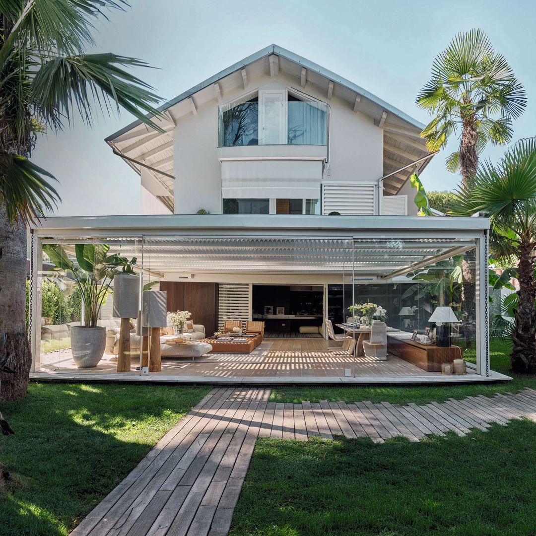 Una vista de la fachada de su casa de verano