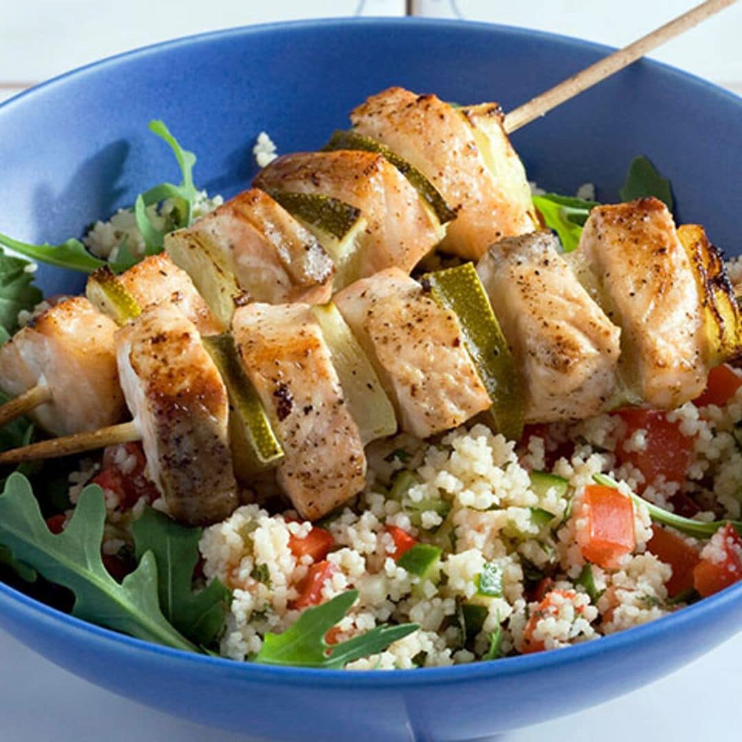 Kebab de salmón y lima con tabulé