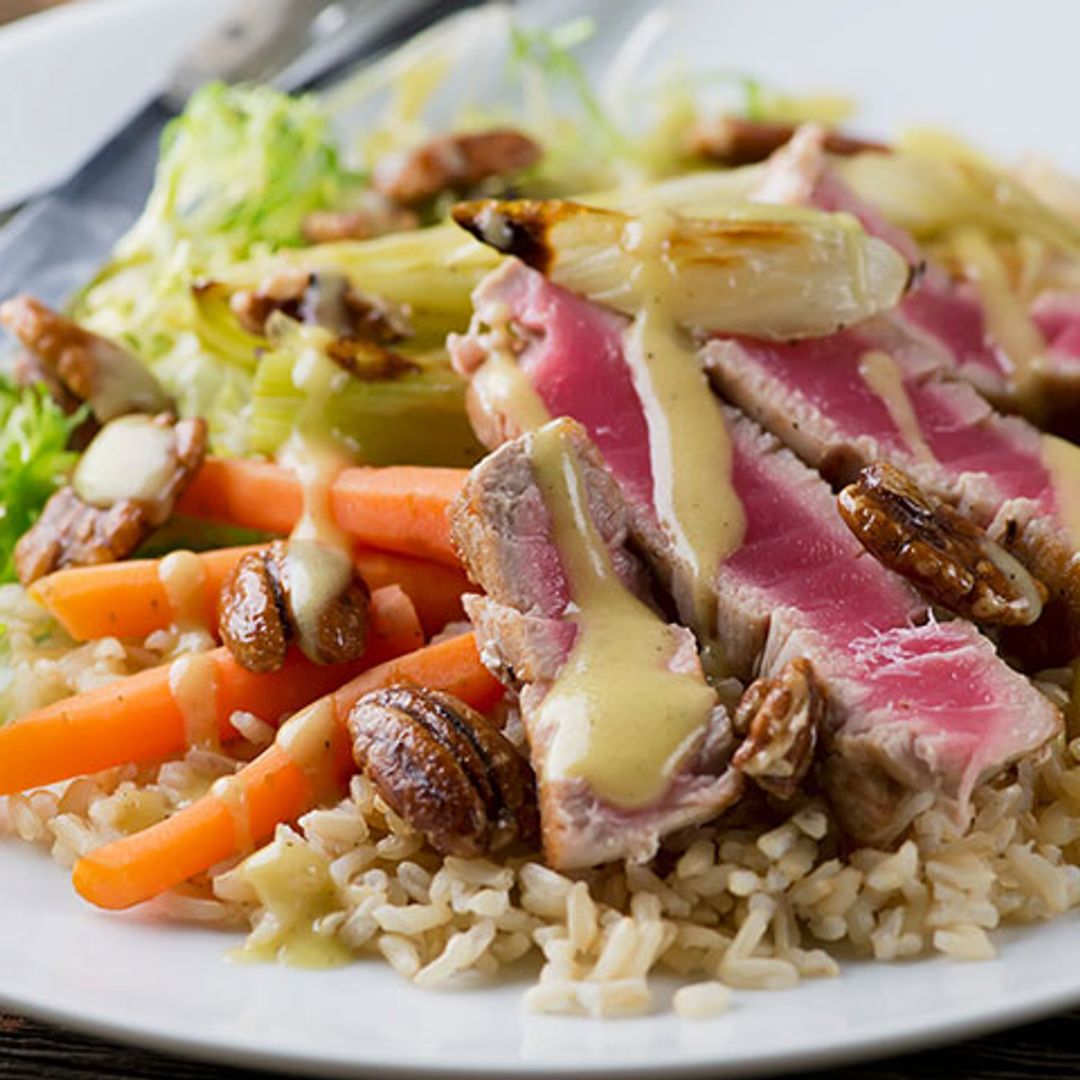 Tataki de atún con arroz y nueces pecanas