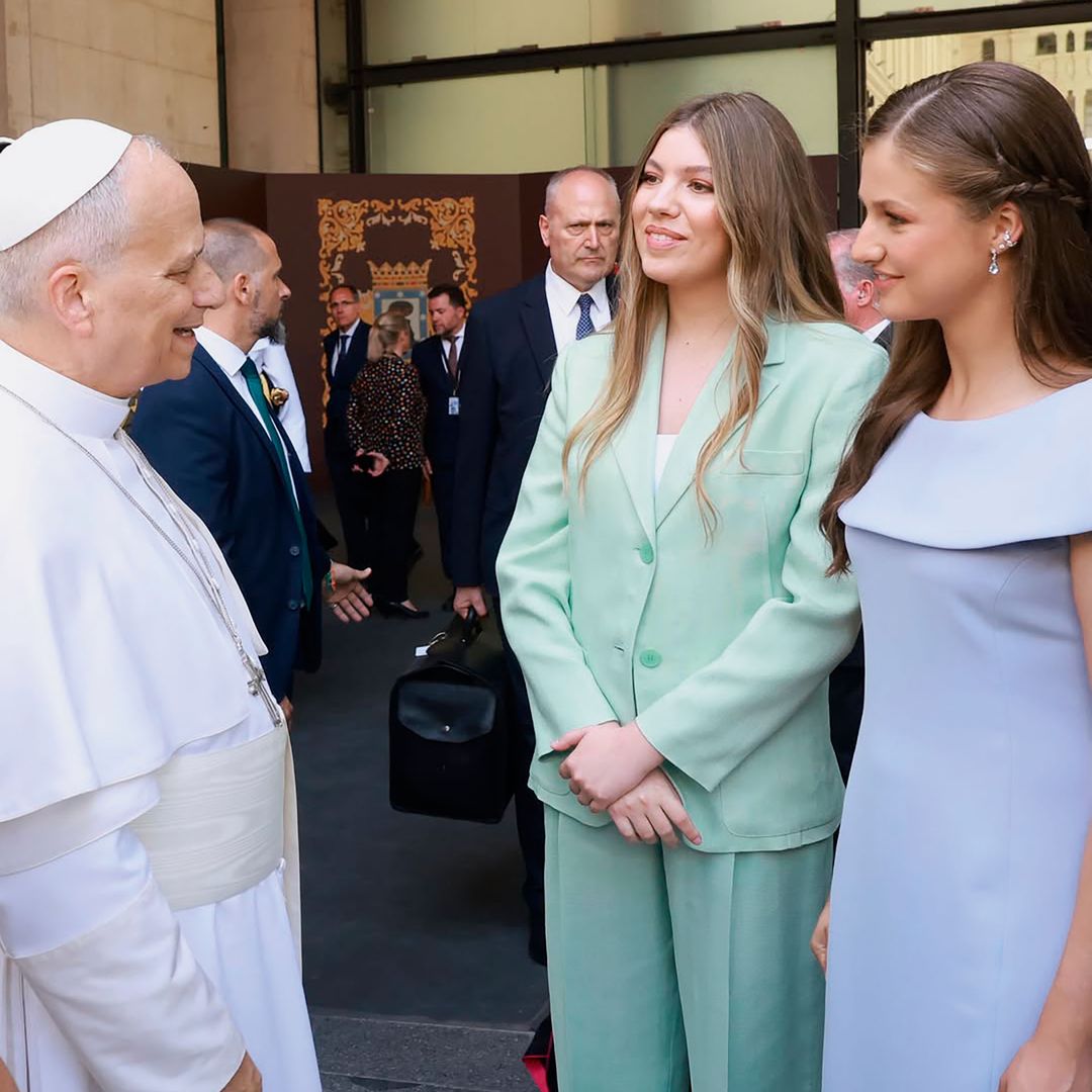 La infanta Sofía y la princesa Leonor saludando al Papa León XIV