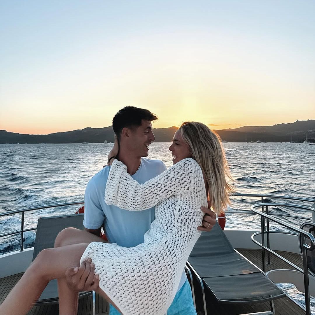Álvaro Morata sorprende con un inesperado look rubio platino en su primer viaje con Alice Campello tras la reconciliación: los detalles de su plan en Capri