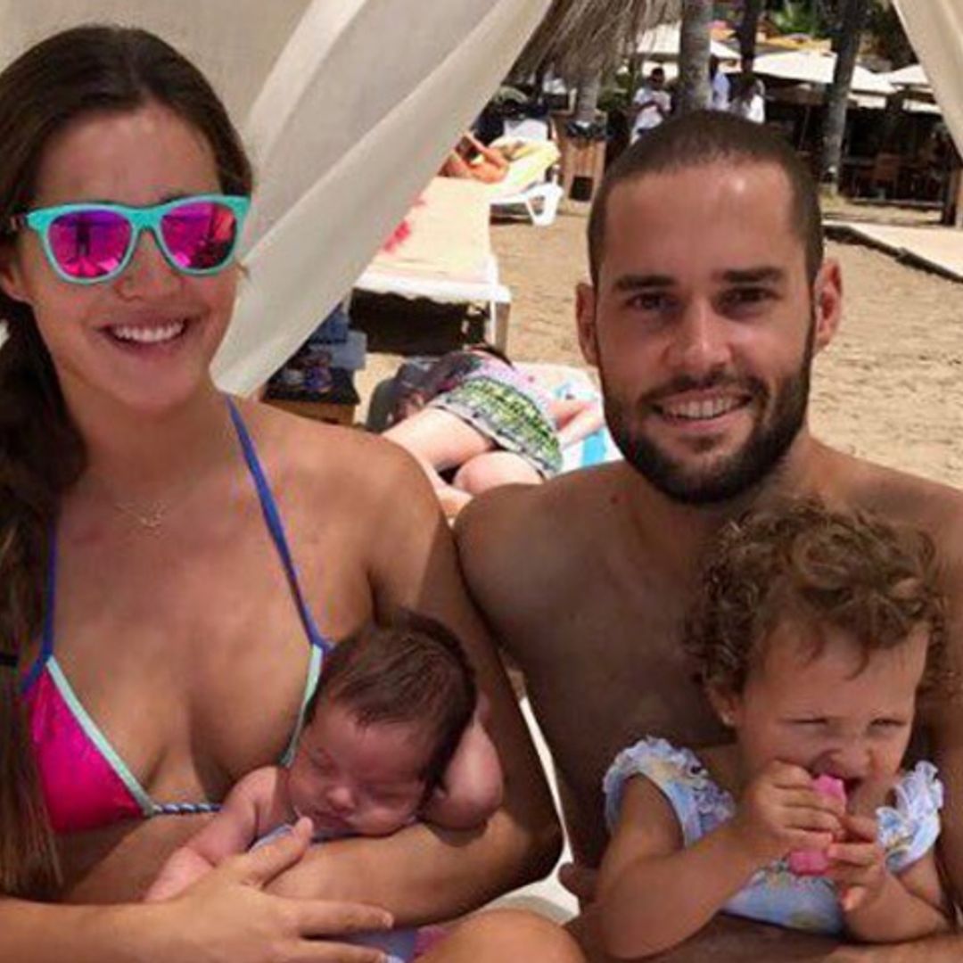 La primera foto de familia de Malena Costa y Mario Suárez: '¡Felices los cuatro!'