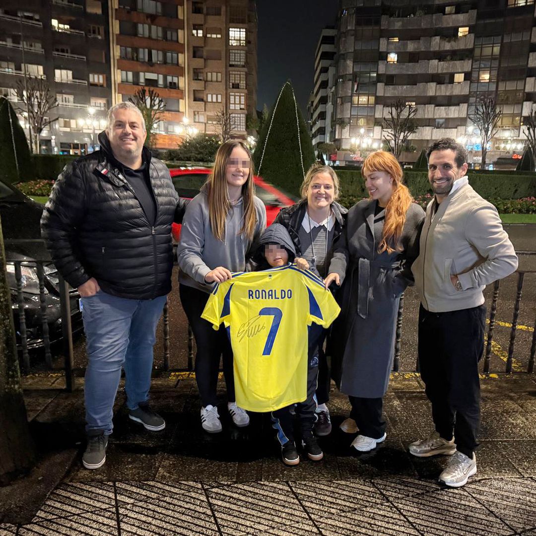 Ivana Rodríguez y su pareja, Carlos García, entregando la camiseta firmada de Cristiano Ronaldo al pequeño Javi
