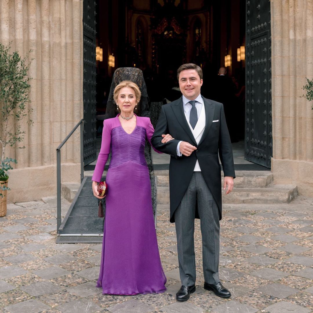 Un vestido con cuerpo drapeado inspirado en un corsé y una mantilla histórica para Rufina, la madrina de esta boda en Sevilla