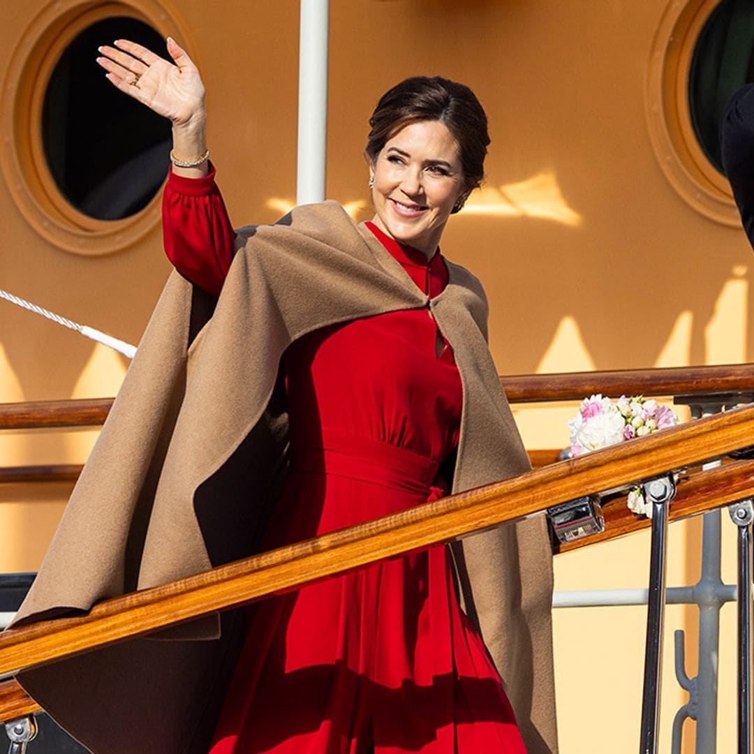 Mary de Dinamarca se despide de Suecia con el vestido de invitada rojo que tienen tres 'royals' nórdicas