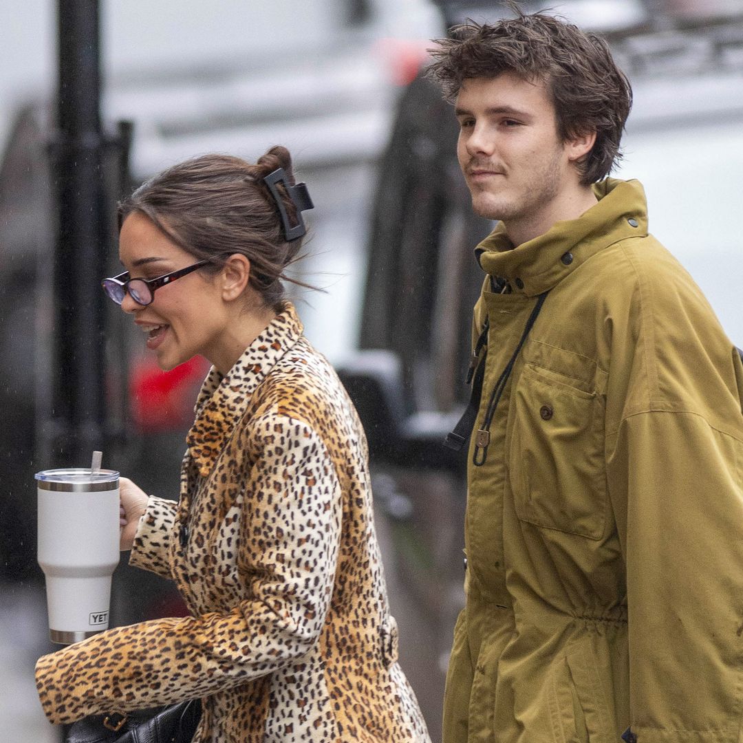 Cruz Beckham reaparece tranquilo con su novia tras el explosivo comunicado de su hermano Brooklyn