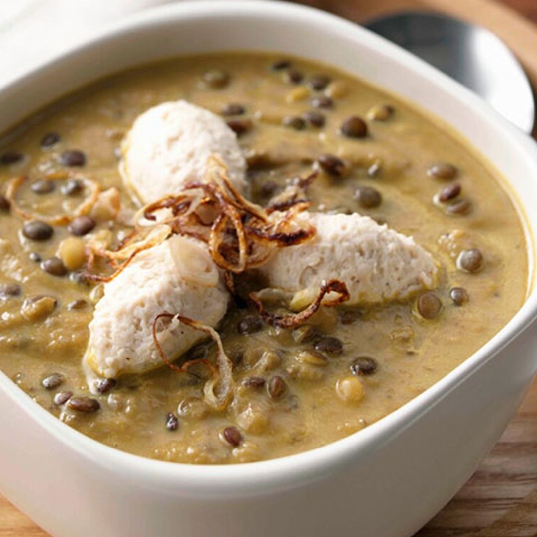 Sopa cremosa de lentejas con quenelles de pollo