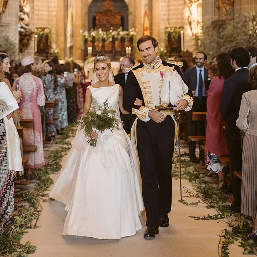 La romántica boda de Carmen Tovar del Valle y Guillermo Mariátegui que ha reunido a la aristocracia en Jerez: de la tiara familiar a los detalles más personales